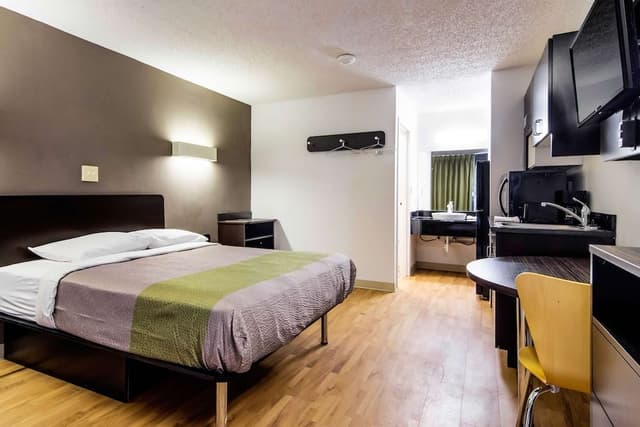 Deluxe Room, 1 Queen Bed, Non Smoking, Kitchenette