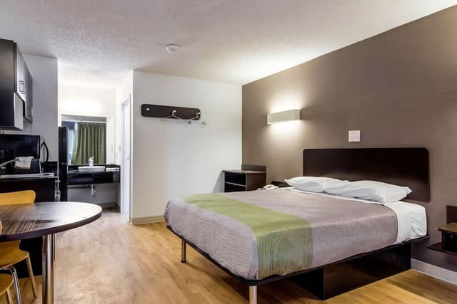 Deluxe Room, 1 Queen Bed, Non Smoking, Kitchenette