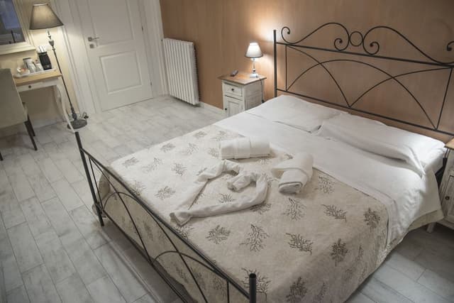 Double Room (6)
