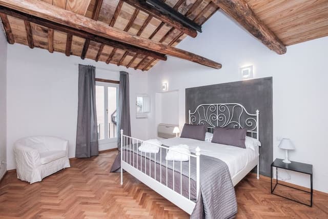 Regal Home in Trastevere (Piazza di S. Apollonia 3)