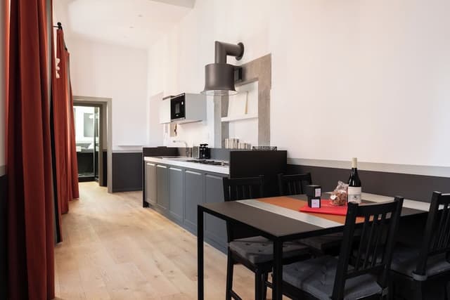 Stunning Rose Trastevere Apartment (Piazza di S. Apollonia 14)