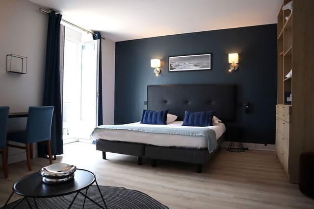 Large Junior Suite