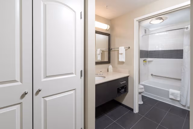 Room, 1 Queen Bed, Accessible, Non Smoking (Kitchen, Mobility Accessible)