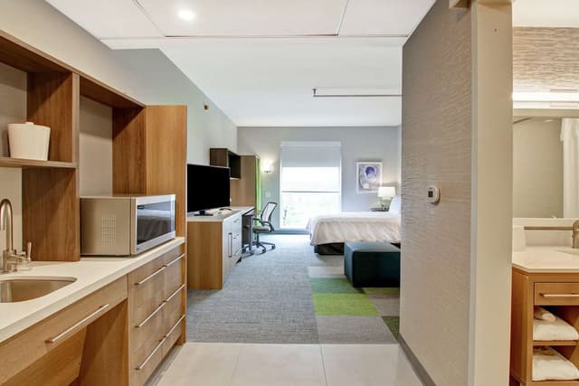 1QN MOBILTY/HEARING ACCESS RI SHWR STUDIO NS
