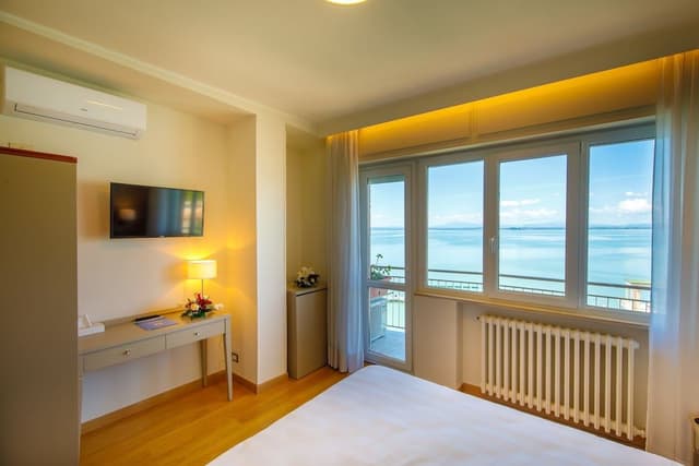 Deluxe Double or Twin Room, Lake View