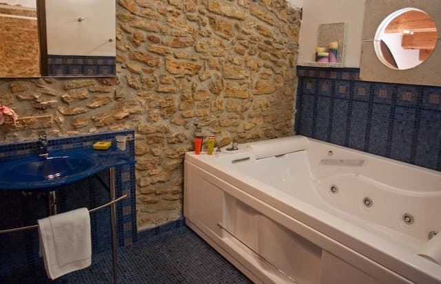 Deluxe Suite, Jetted Tub