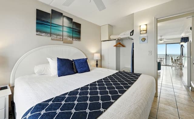 Junior Condo, 1 Queen Bed with Sofa bed