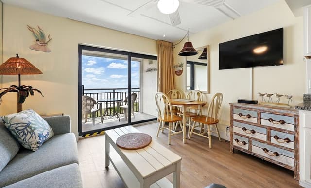 Junior Condo, 1 Queen Bed with Sofa bed