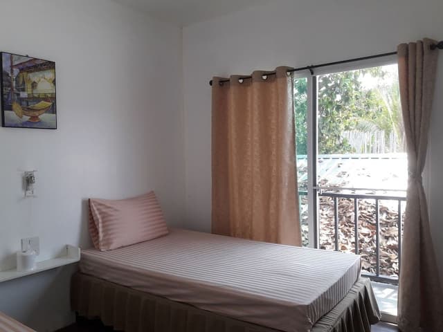 Standard Twin Room with Fan, Window, and Shared-bathroom