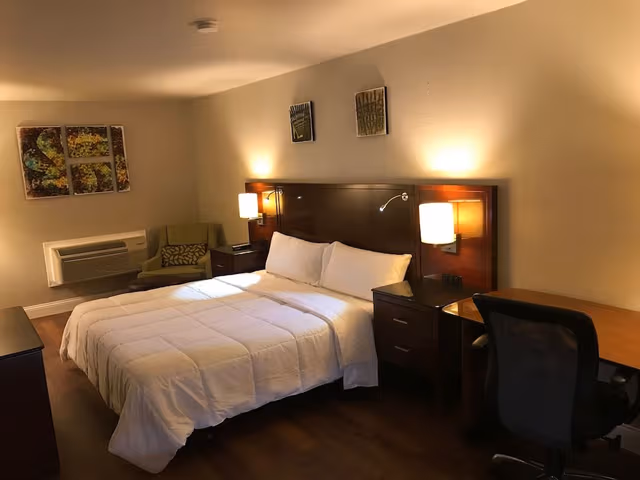 Luxury Room, 1 King Bed, Non Smoking, Refrigerator & Microwave