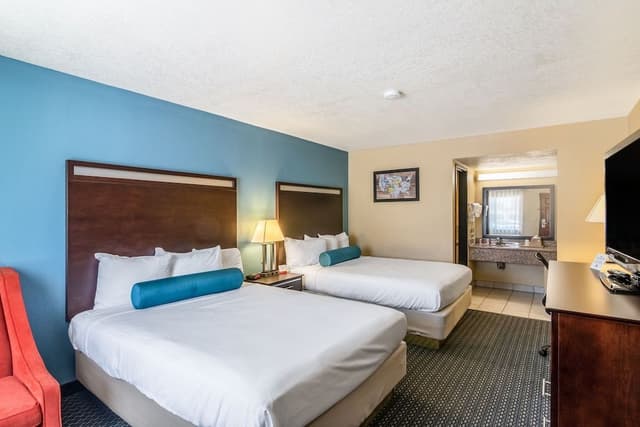 Room, 2 Queen Beds, Accessible Bathtub