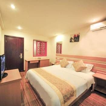Vienna Hotel (Chengdou Dufu Thatched Cottage Jinsha Site)