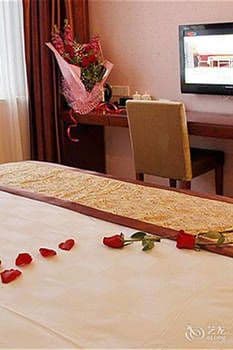 Super 8 Collection Hotel (Chongzhou City Government)
