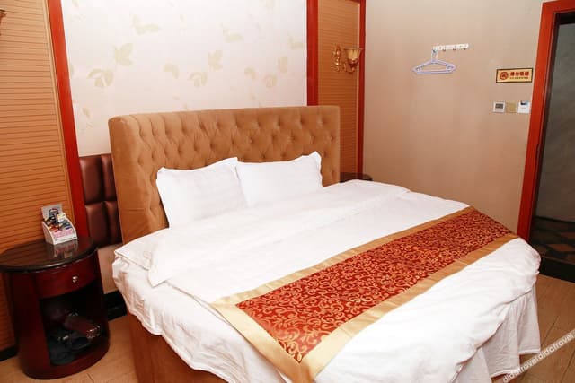 Business Queen Room