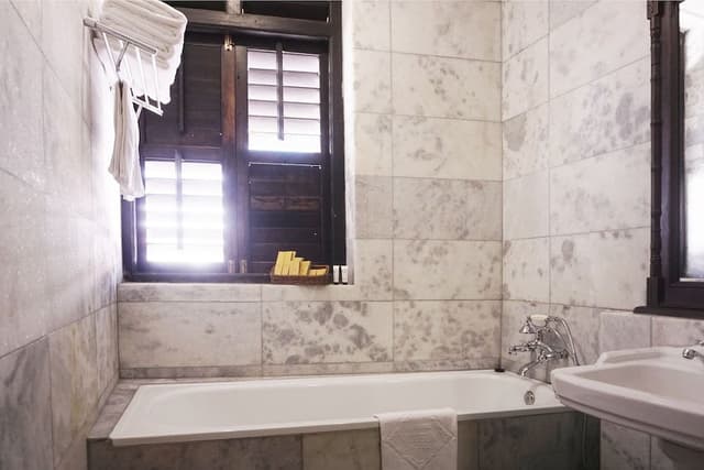 Family Suite, Bathtub