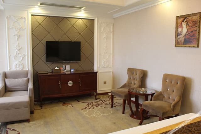 Continental-style Deluxe Suite