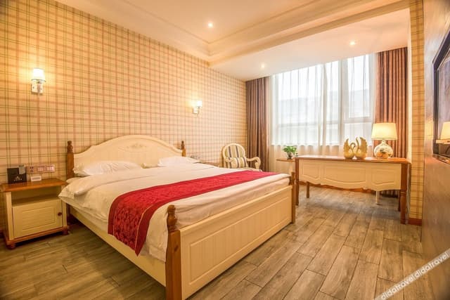 Modern Room (Queen bed)
