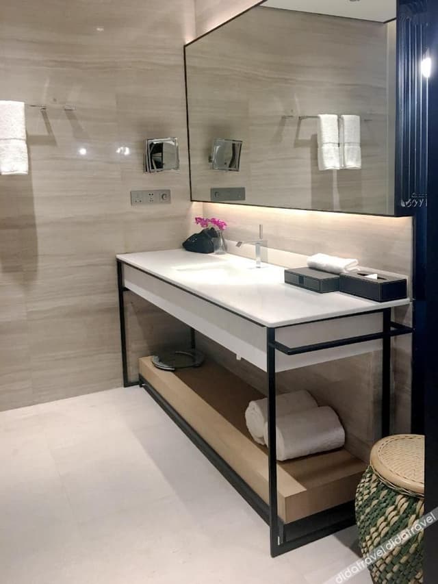 Deluxe King-bed Room
