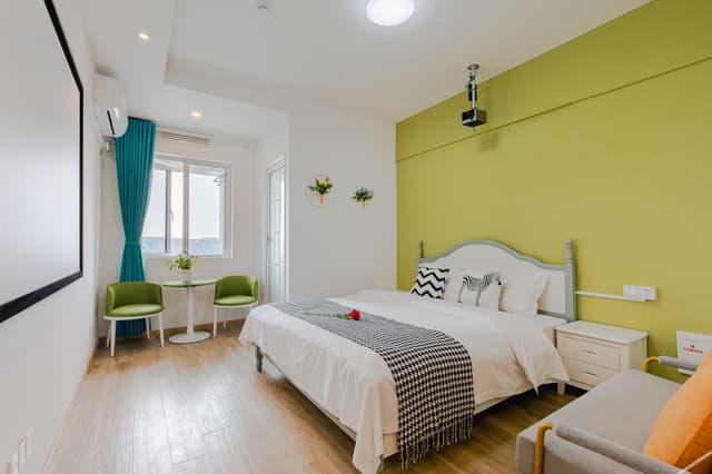 Business Queen Room