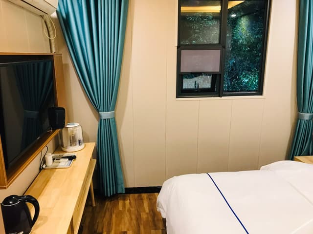 Business Queen Room