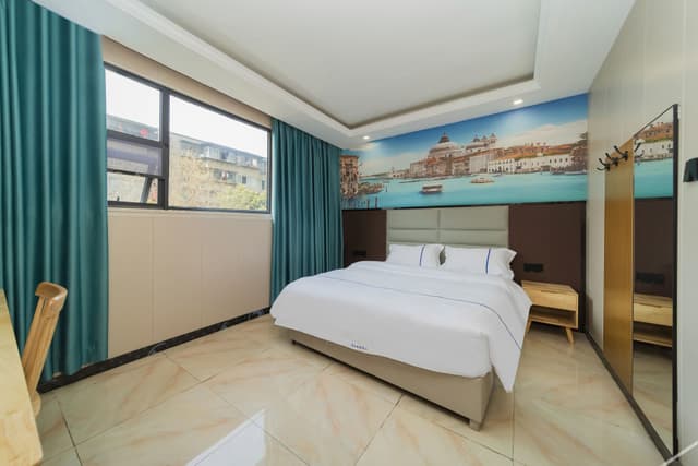 Business Queen Room