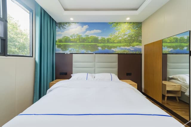 Business Queen Room