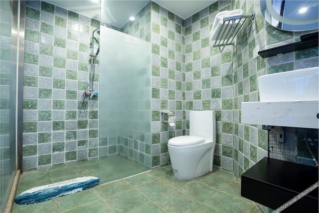 Fashionable Triple Room With E-Sports