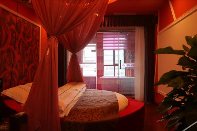 Couples' Round-bed Room