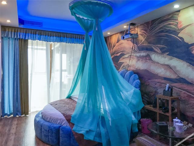 Couples' Round-bed Room