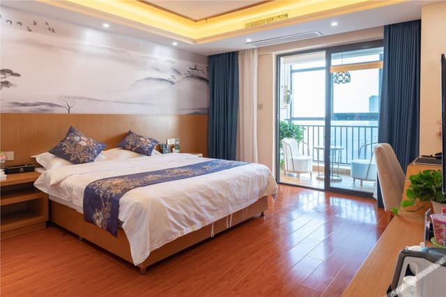 Panoramic Queen Room