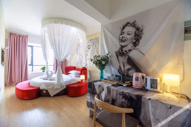 Theme Round-bed Room