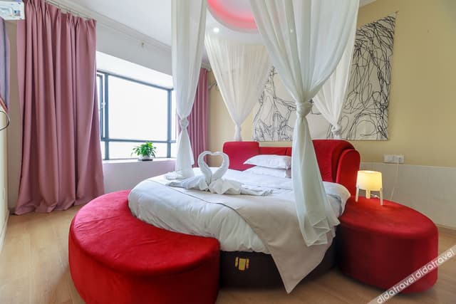Theme Round-bed Room
