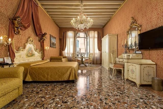 Junior Suite, Canal View