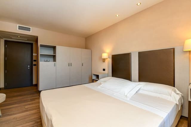 Superior Room, Lake View