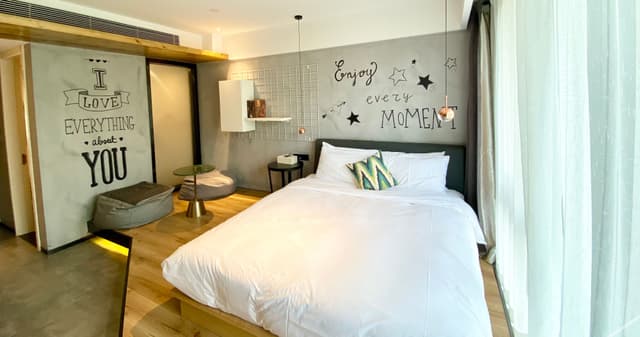 Street-view Queen Room