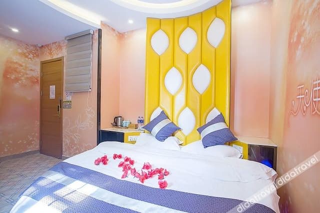 Romantic Round-bed Room