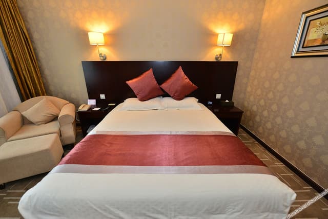 Business Queen Room