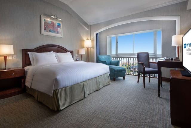 Business Room, 1 King Bed, Non Smoking (Superior)