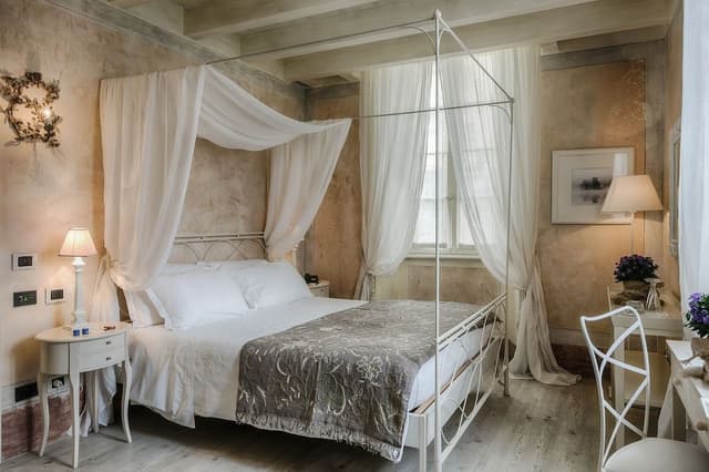 Comfort Room, Partial Lake View
