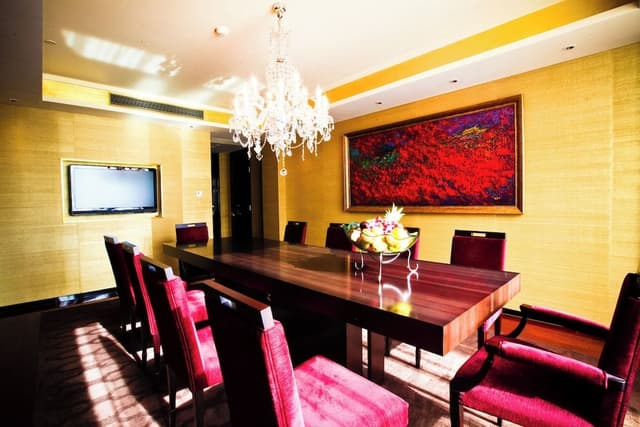 Presidential Suite (Gold Lounge Access)