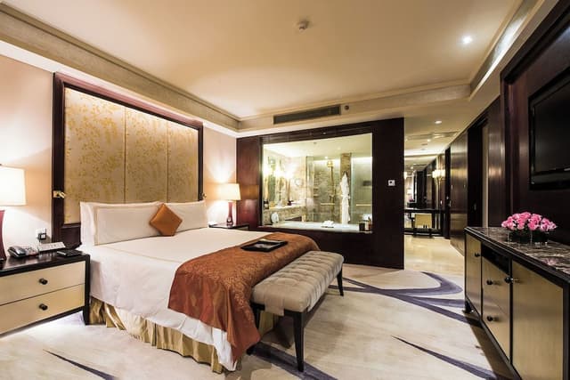 Signature Suite King (Gold Lounge Access)