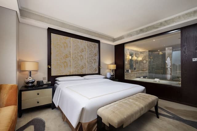 Signature Suite King (Gold Lounge Access)