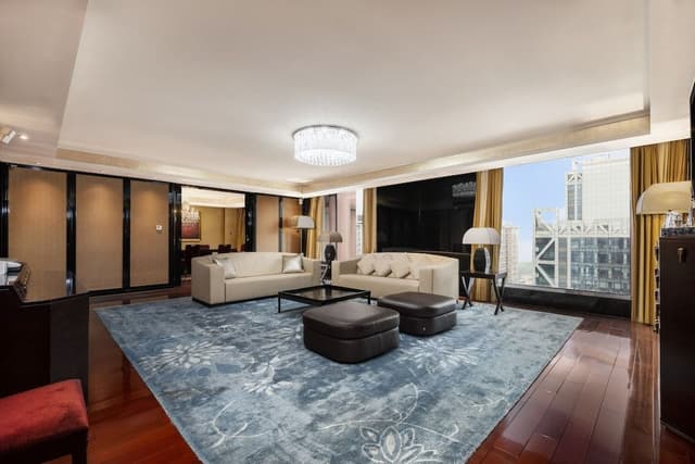 Presidential Suite (Gold Lounge Access)