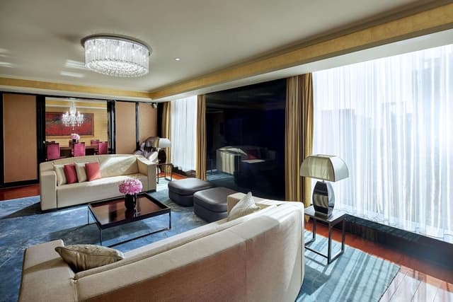 Presidential Suite (Gold Lounge Access)