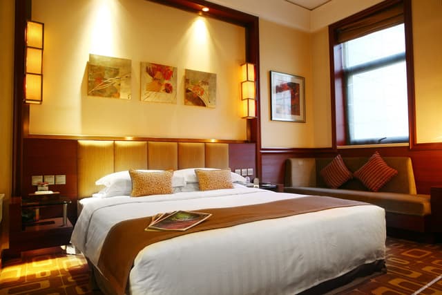 Business Queen Room