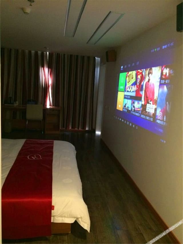 Movie Suite (with Projector)