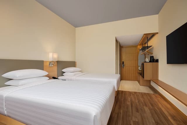 Room, 2 Twin Beds, City View