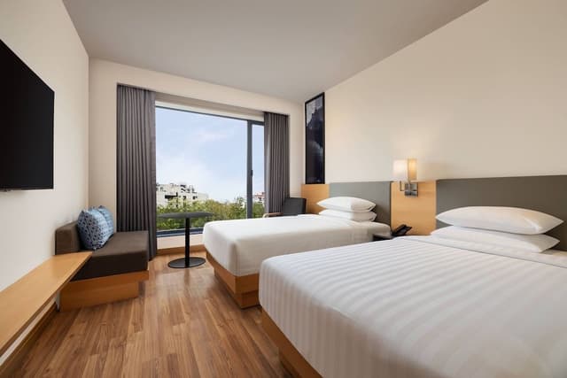 Room, 2 Twin Beds, City View