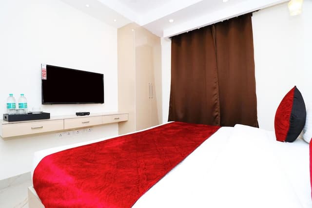 Deluxe Room, 1 King Bed, Smoking, City View
