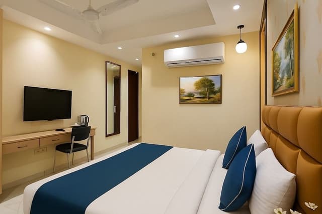 Deluxe Room, 1 King Bed, Smoking, City View